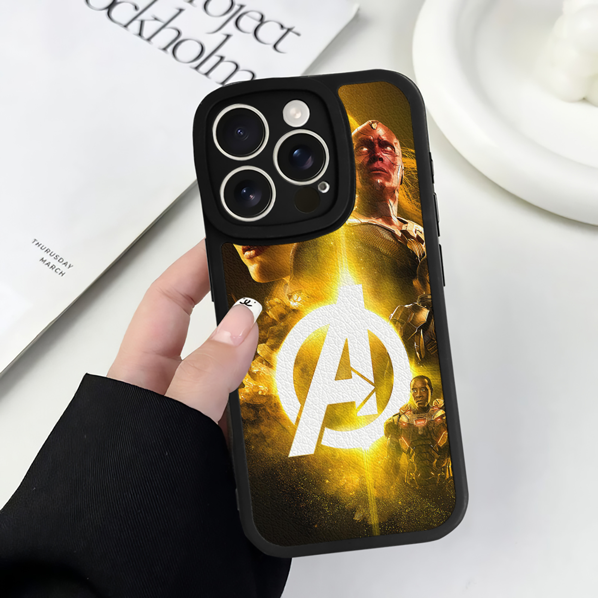 （画像用） アベンジャーズ The Avengers 【iPhone 16シリーズ対応】シリコンスマホケース（レザー調） 材質：シリコン
